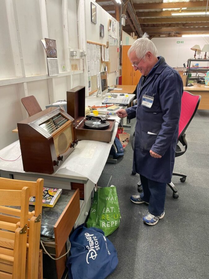 Les-repairing-old-tech